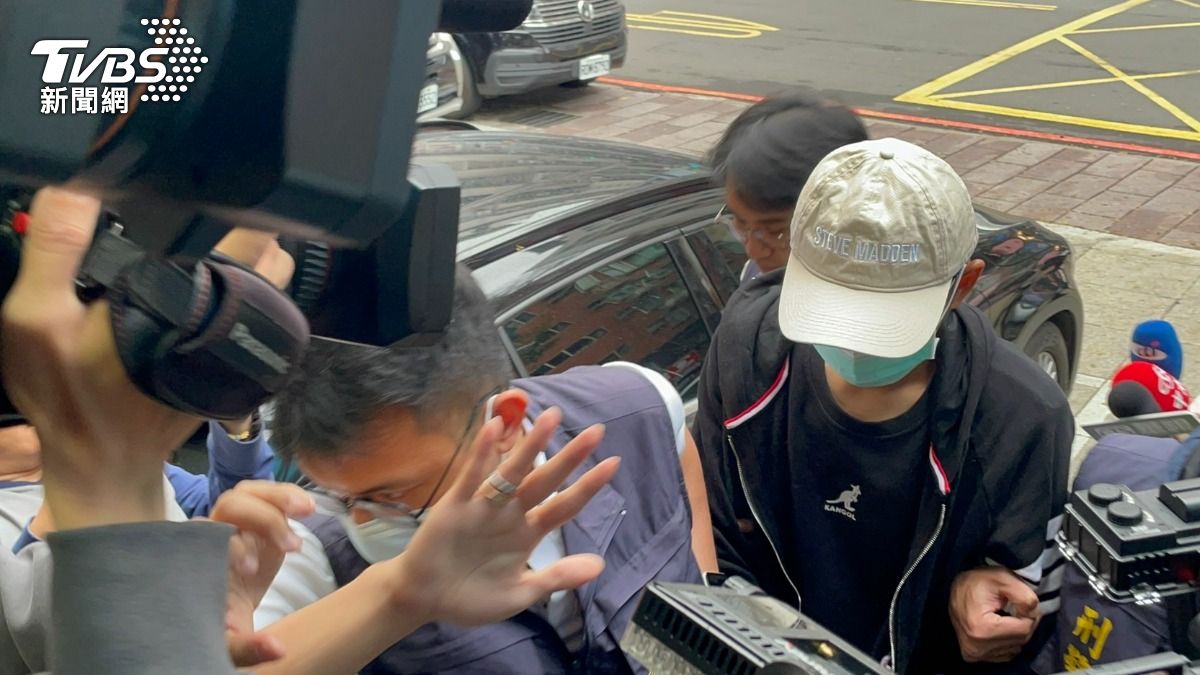 李姓共犯（戴帽）被帶回警局偵辦。（圖／曾健銘攝）