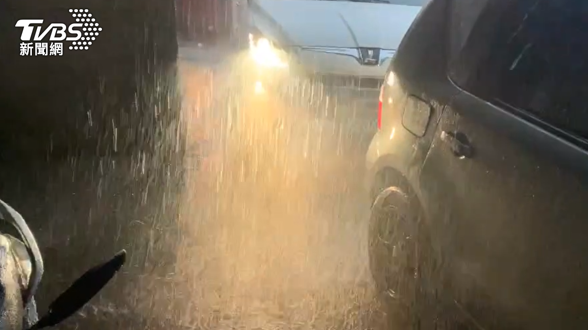 台中山區下起冰雹雨。(圖/TVBS)