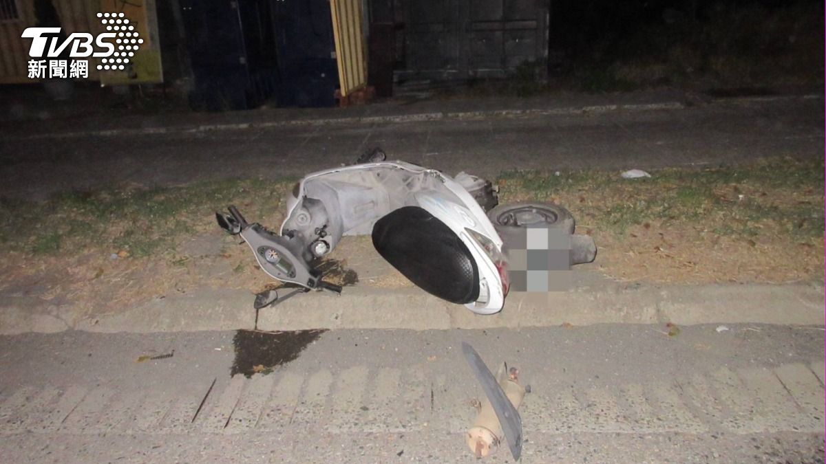 傍晚死亡車禍!台中男自撞人行道亡 家屬淚求真相:才46歲