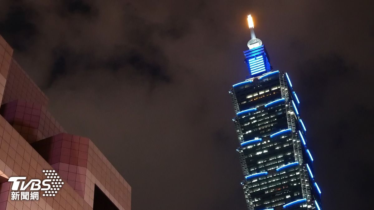 台北101遭雷擊！紫光照亮夜空　「33秒驚人畫面」登外媒
