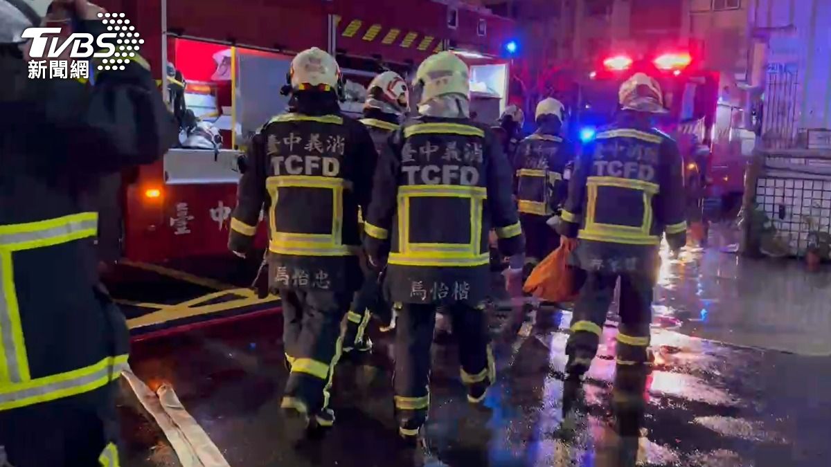 台中大樓住宅傳火警,大批警消到場救援。(圖/TVBS)