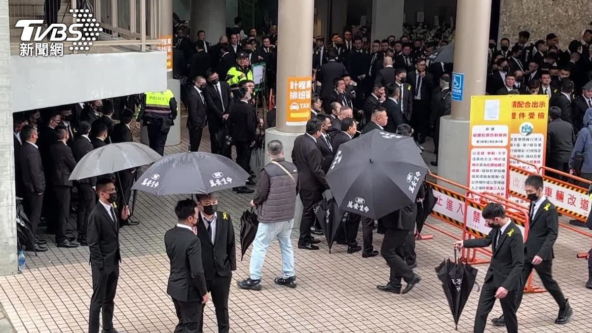 大陣仗！竹聯幫主么么告別式　北市警400人「嚴防幫派作亂」