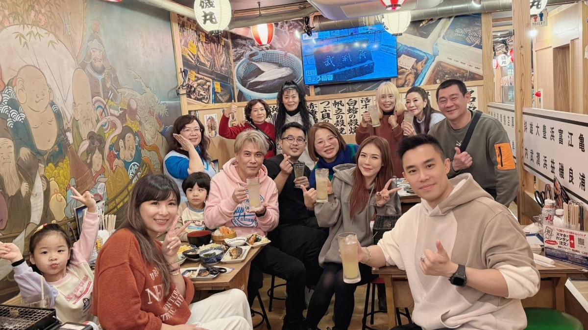 吳申梅老公Eric(右)請大家一起吃飯團聚。(圖/翻攝自吳申梅臉書)