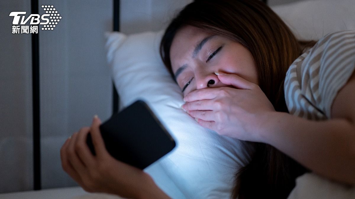 越夜越危險!35歲以下猝死逾8成與「熬夜」有關 醫揭8大隱患