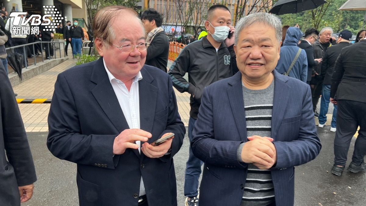 前中國國民黨秘書長李乾龍(左)、新北市議會議長蔣根煌(右)。