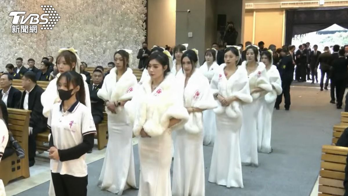 竹聯幫主黃少岑千人送行 黑白兩道致意、白旗袍女禮生引注目