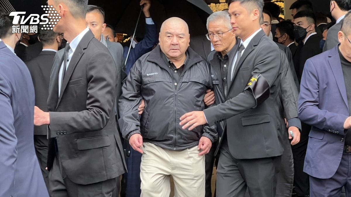 尹衍樑在告別式結束後先行離開。（圖／TVBS）