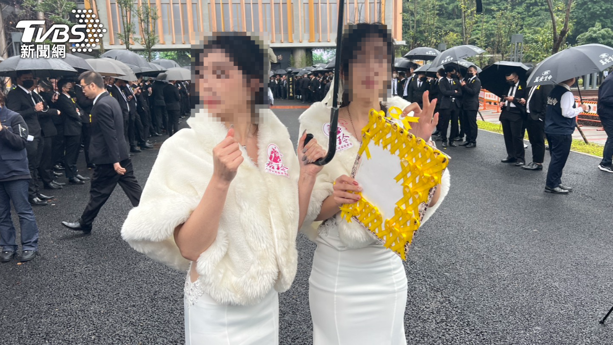 白旗袍女禮生。(圖/TVBS)