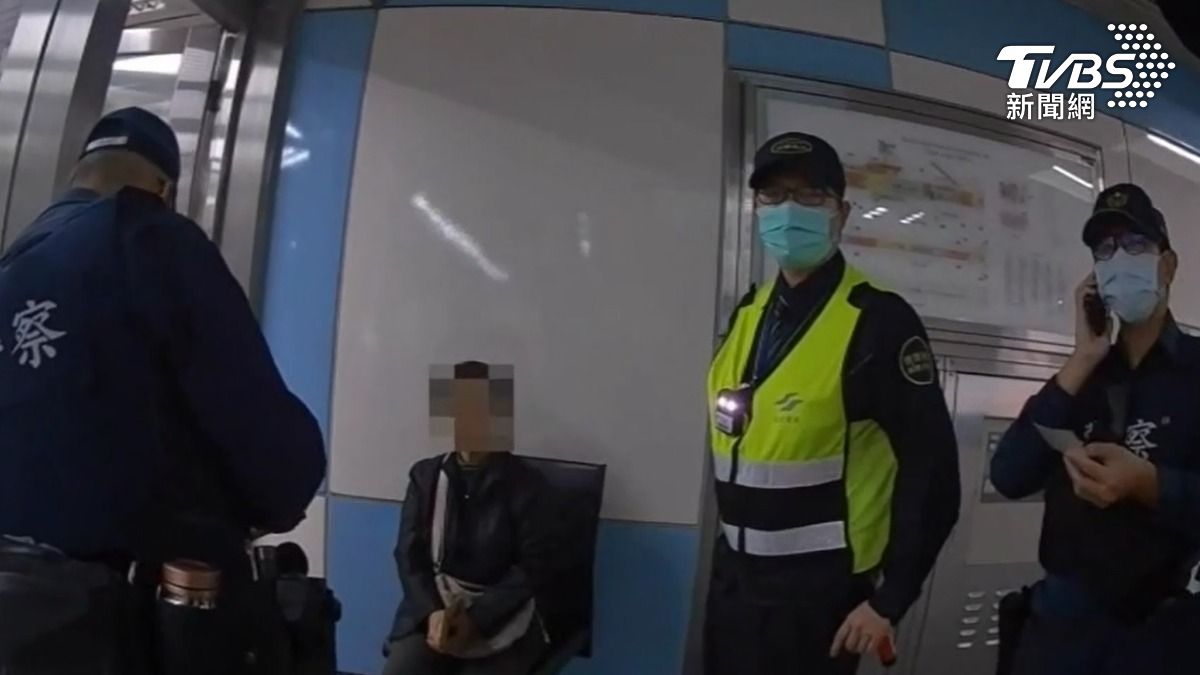 突破語言隔閡!日籍嬤捷運站迷航 暖警用翻譯軟體幫她找到家