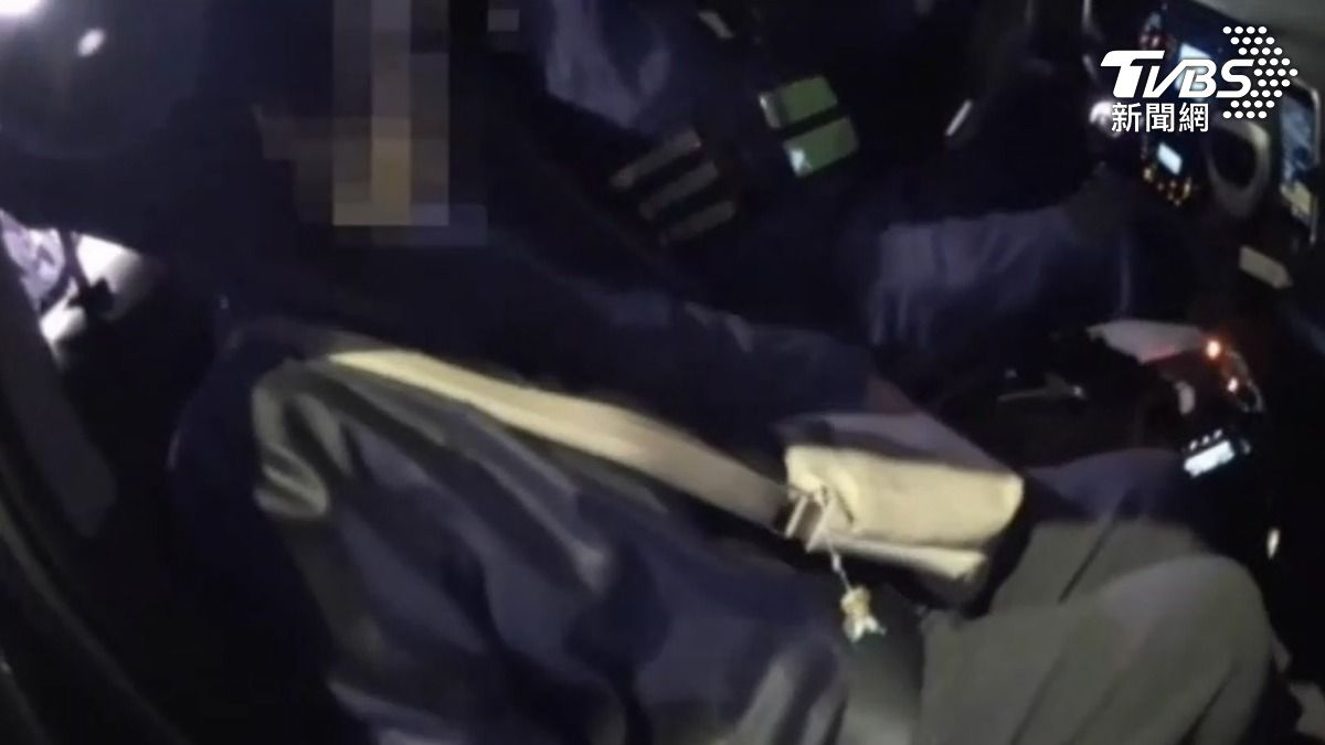 警方開車先將走失的日籍嬤帶回安置。（圖／TVBS）