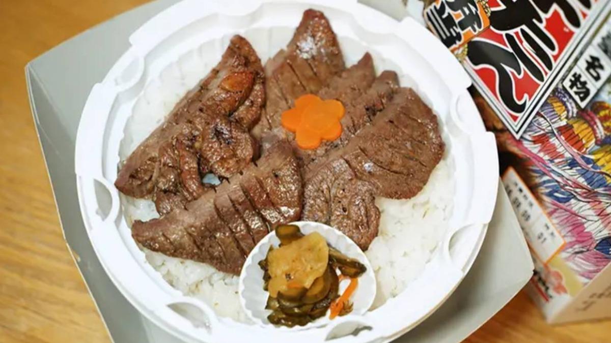 仙台最知名的「牛舌便當」以厚實的炭烤牛舌為主角。（圖／老錢的老巢提供）