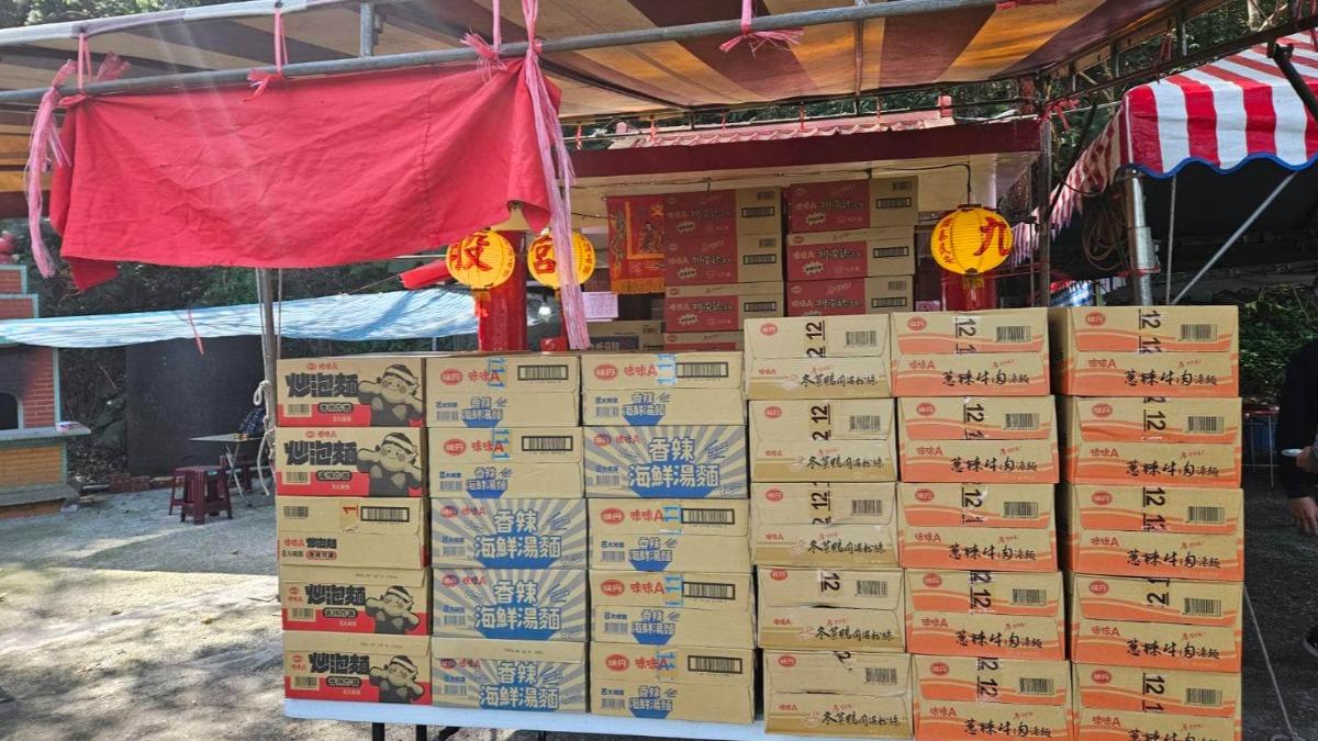 不時會有民眾前來捐贈泡麵。(圖/翻攝自頭城泡麵土地公 臉書)