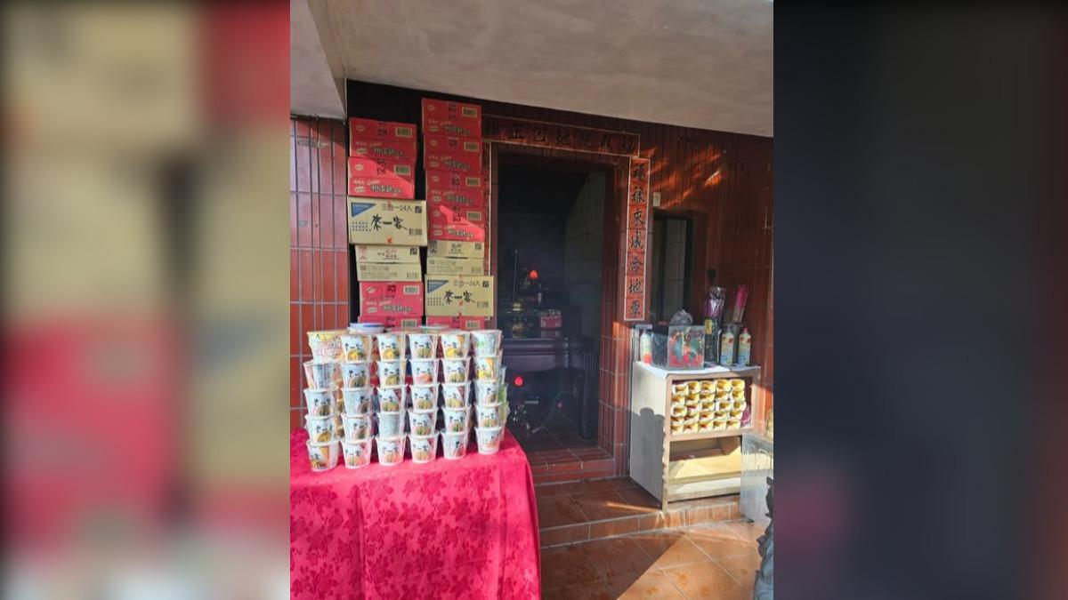該處還提供熱水、餐具、茶具供民眾使用。(圖/翻攝自頭城泡麵土地公 臉書)