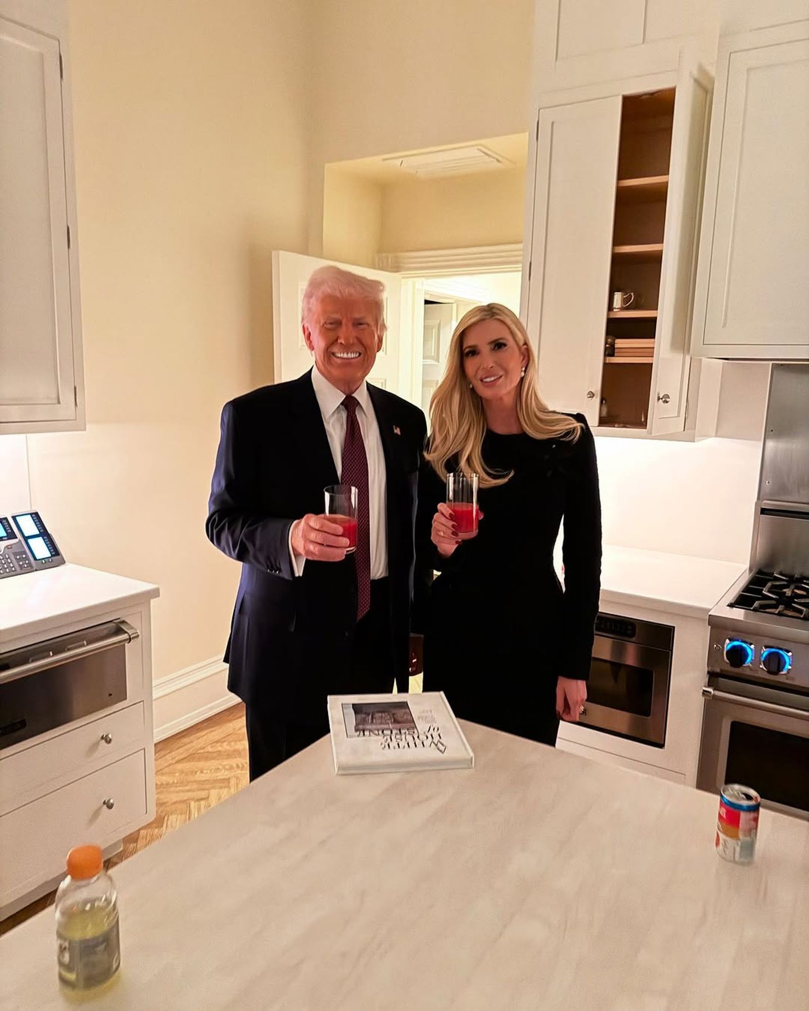 川普（左）與伊凡卡（右）一起喝紅色神祕飲料。（翻攝ivankatrump IG）
