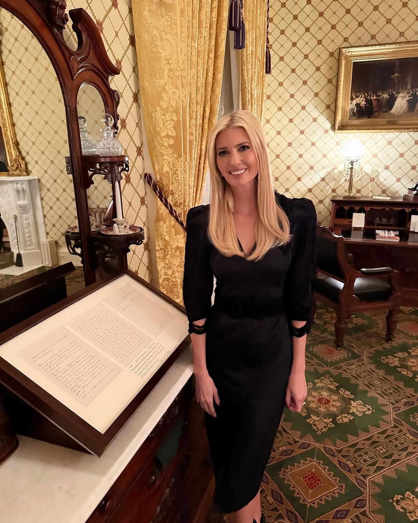 伊凡卡穿Oscar de la Renta黑色套裝，與聖經經文合照。（翻攝ivankatrump IG）
