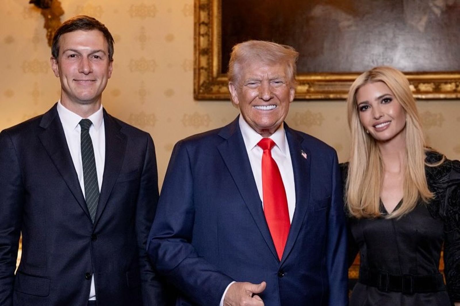 伊凡卡（右起）、川普、庫許納合影。（翻攝ivankatrump IG）