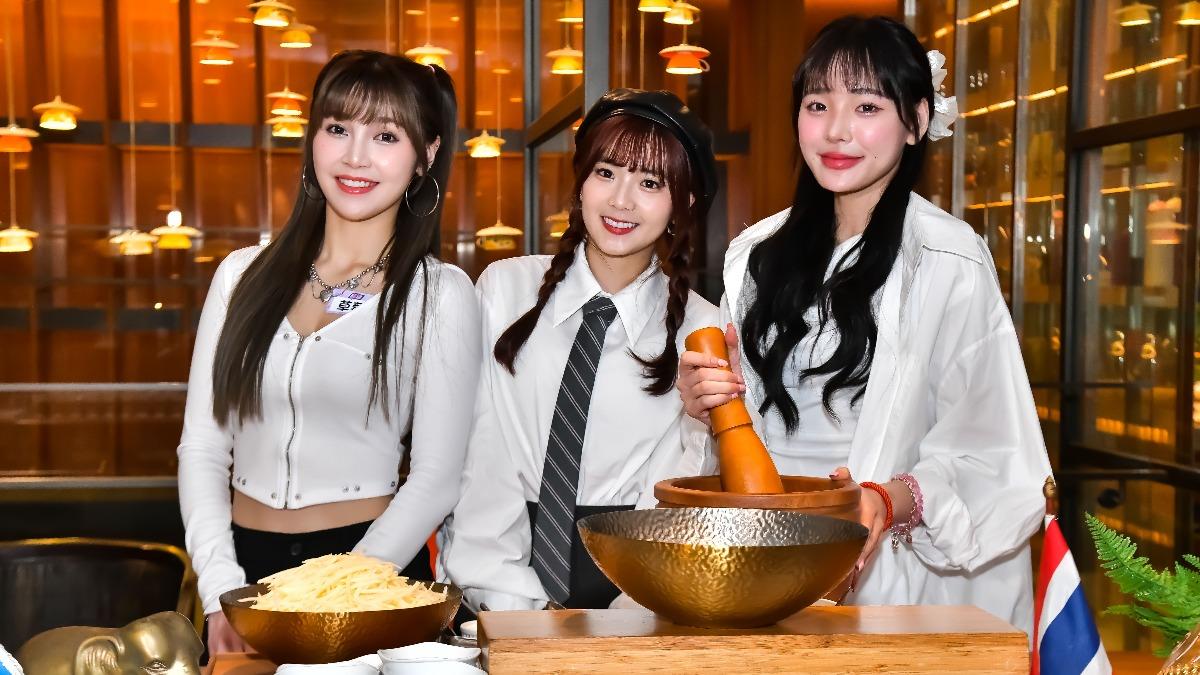 笑笑(中)曾被學妹調侃太老。(圖/想想時間有限公司提供)