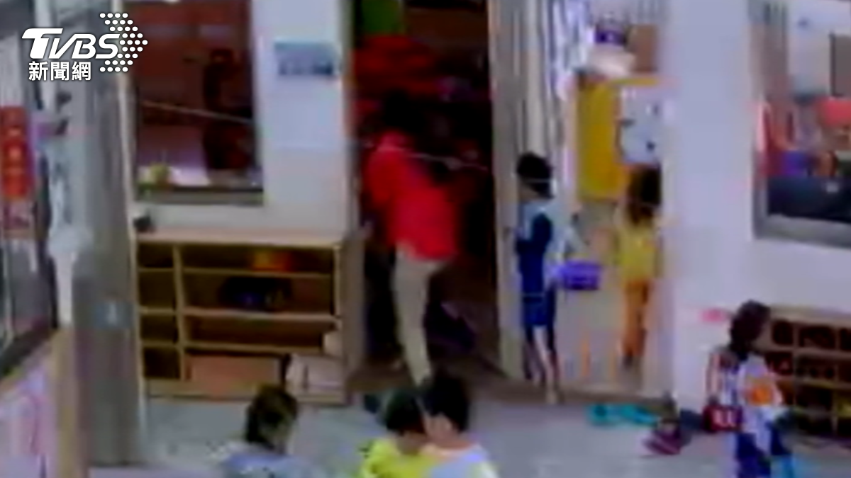 獨/台中幼師虐童夾手!再查「嫌學生坐姿差」掀椅害跌傷 懲處出爐