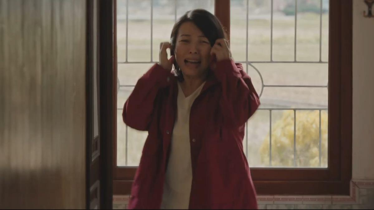 預告中驚喜看到久違大銀幕的陳孝萱。(圖/翻攝自紅衣小女孩The Tag-Along YT)