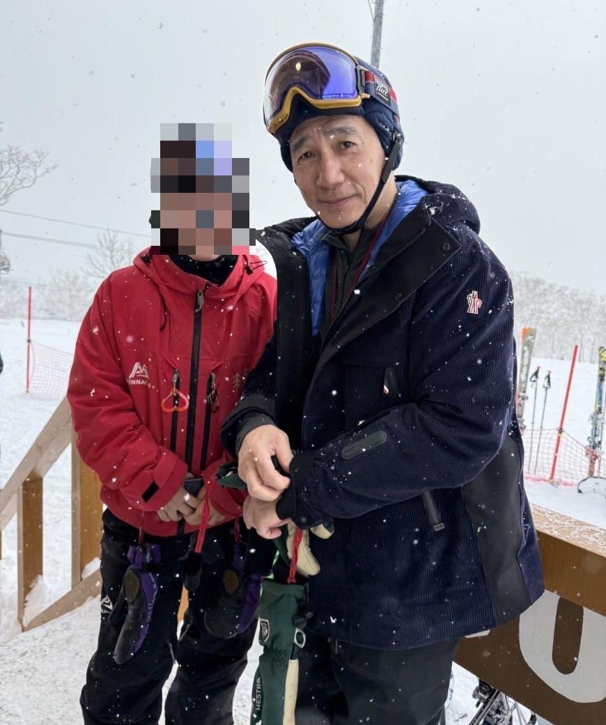 網友在日本北海道滑雪場捕捉到野生梁朝偉。(圖/翻攝自小紅書)
