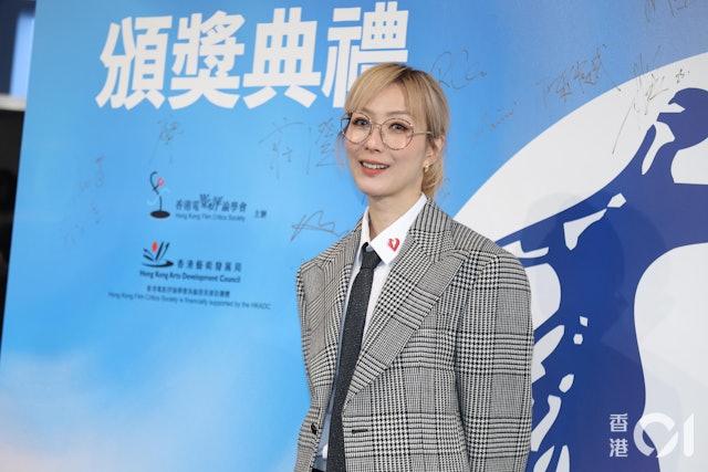 鄭秀文今日為《第31屆香港電影評論學會大獎》擔任頒獎嘉賓。(圖/香港01)