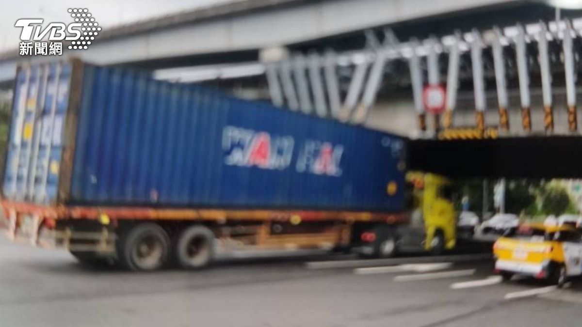 據了解貨櫃車肇事後一度想倒車離開現場。(圖/TVBS)