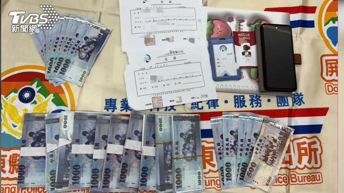 警方查扣不法文件金錢。(圖/TVBS)