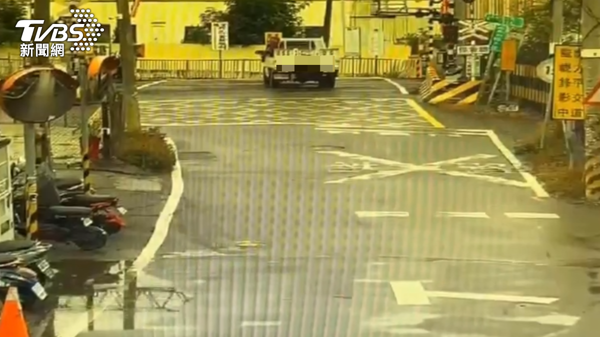 有片／小貨車熄火卡平交道20秒！折斷柵欄肇逃　男駕駛吞3罰單