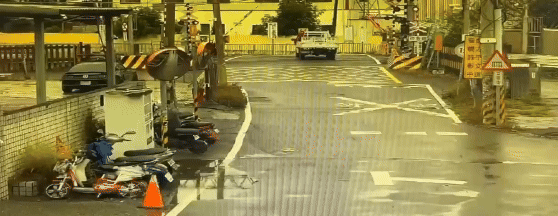 小貨車弄斷平交道桿子。(圖/TVBS)