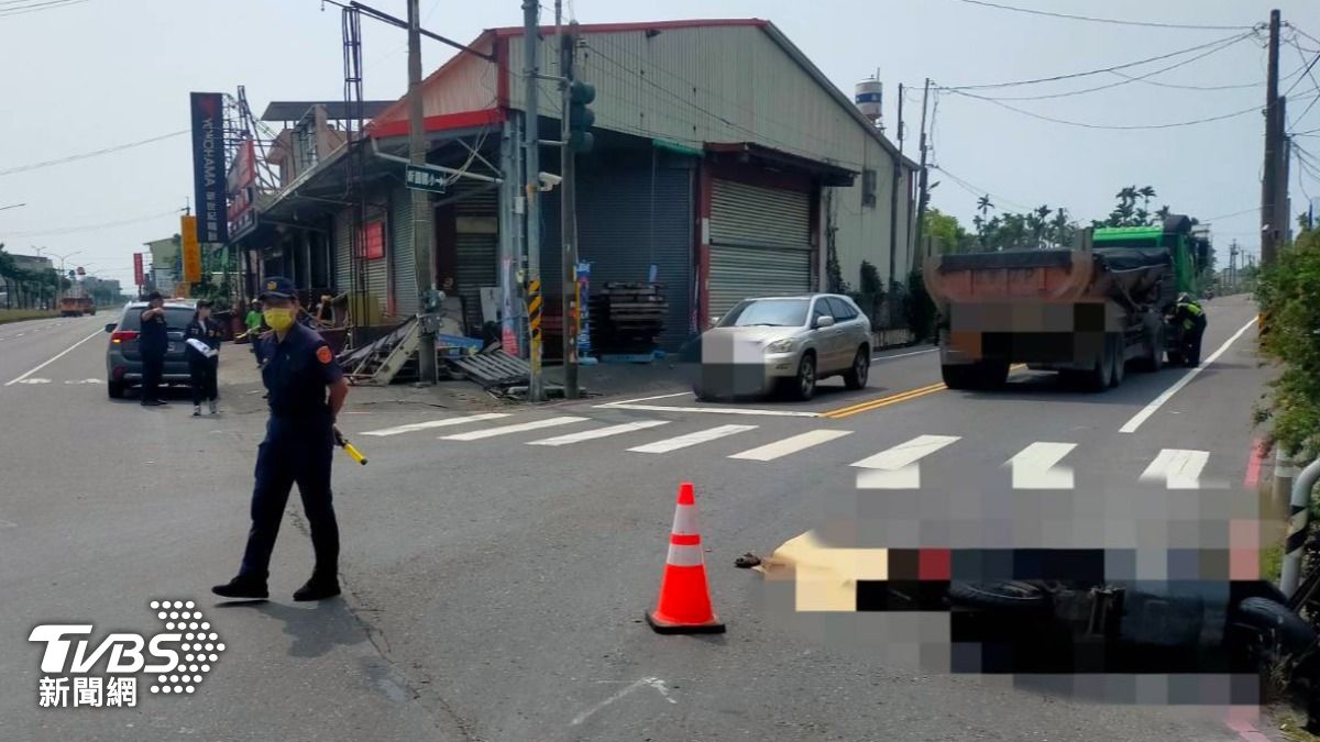 快訊／狂按喇叭救不回　屏東砂石車「視線死角」輾斃女騎士