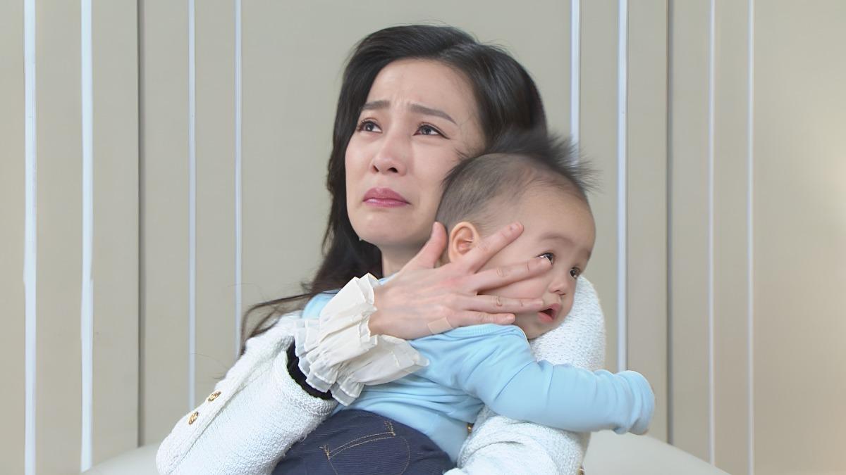 楚宣抱著寶寶哭泣,讓劇組人員忍不住落淚。(圖/民視提供)