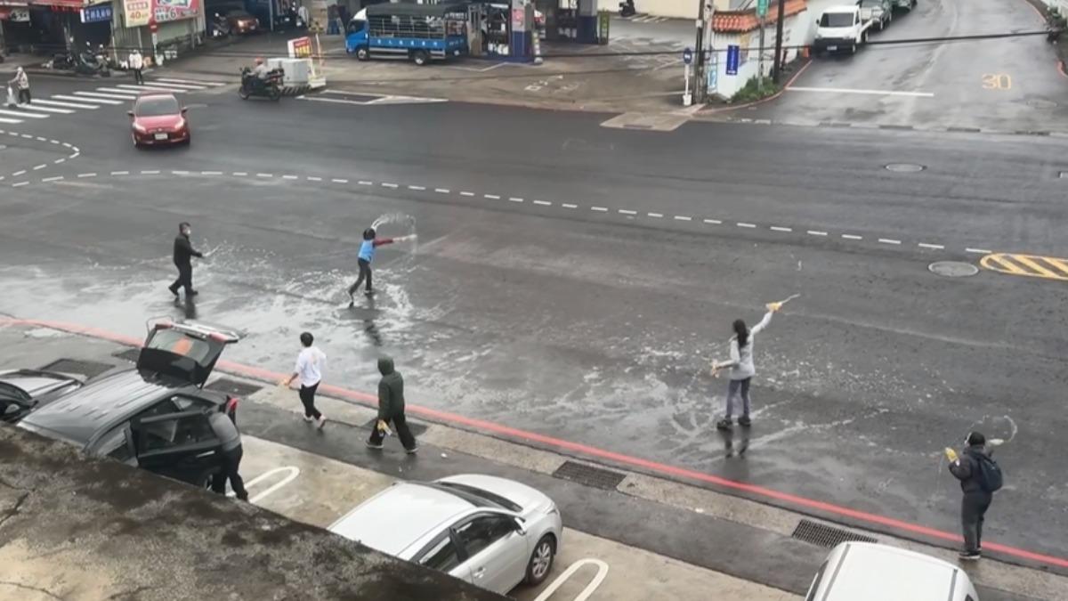 民眾衝車道灑大悲咒水「祈福」　駕駛驚嚇急閃