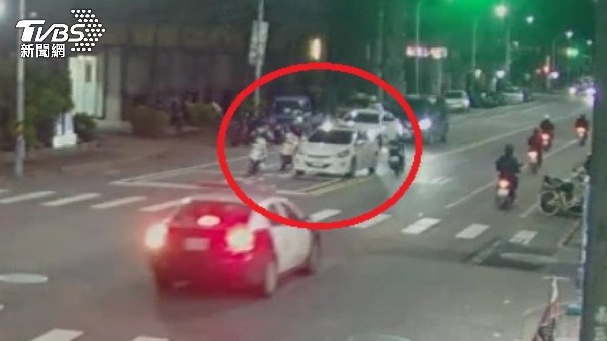 警方包圍違停車輛。(圖/TVBS)