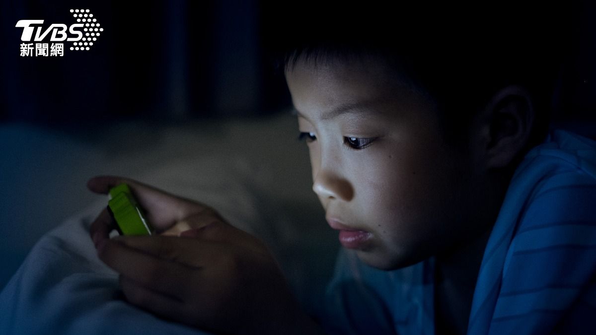 10歲男童滑短影音害「注意力下降」! 醫曝3招找回專注度