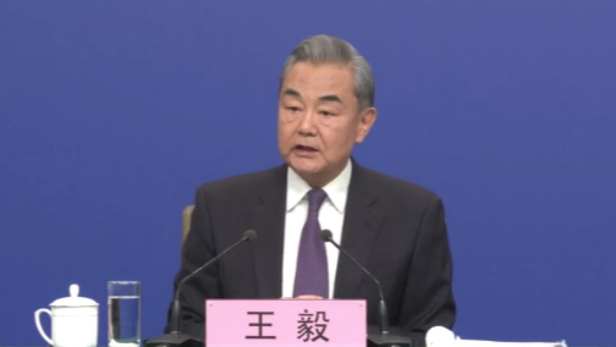 大陸外交部長王毅召開記者會，回應外媒針對中美貿易戰、俄烏戰爭等提問。（圖／大陸外交部記者會）