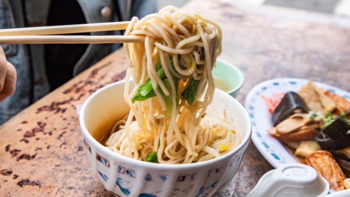 20元乾麵還附清湯。（圖／「大手牽小手。玩樂趣」提供）
