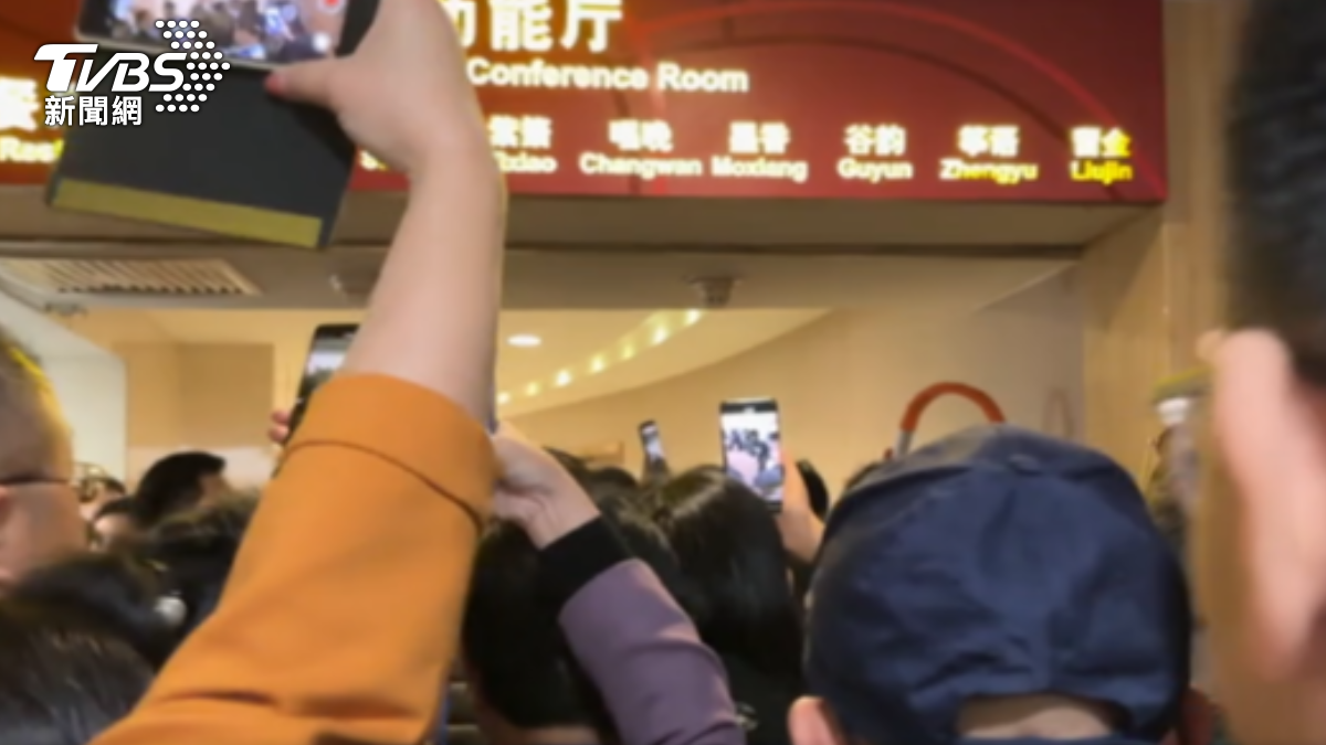 今年人大的大陸外長記者會提前2小時開放進場,外媒你推我擠,現場不到10分鐘,所有位置就被佔滿。(圖/攝影記者 朱光弘)