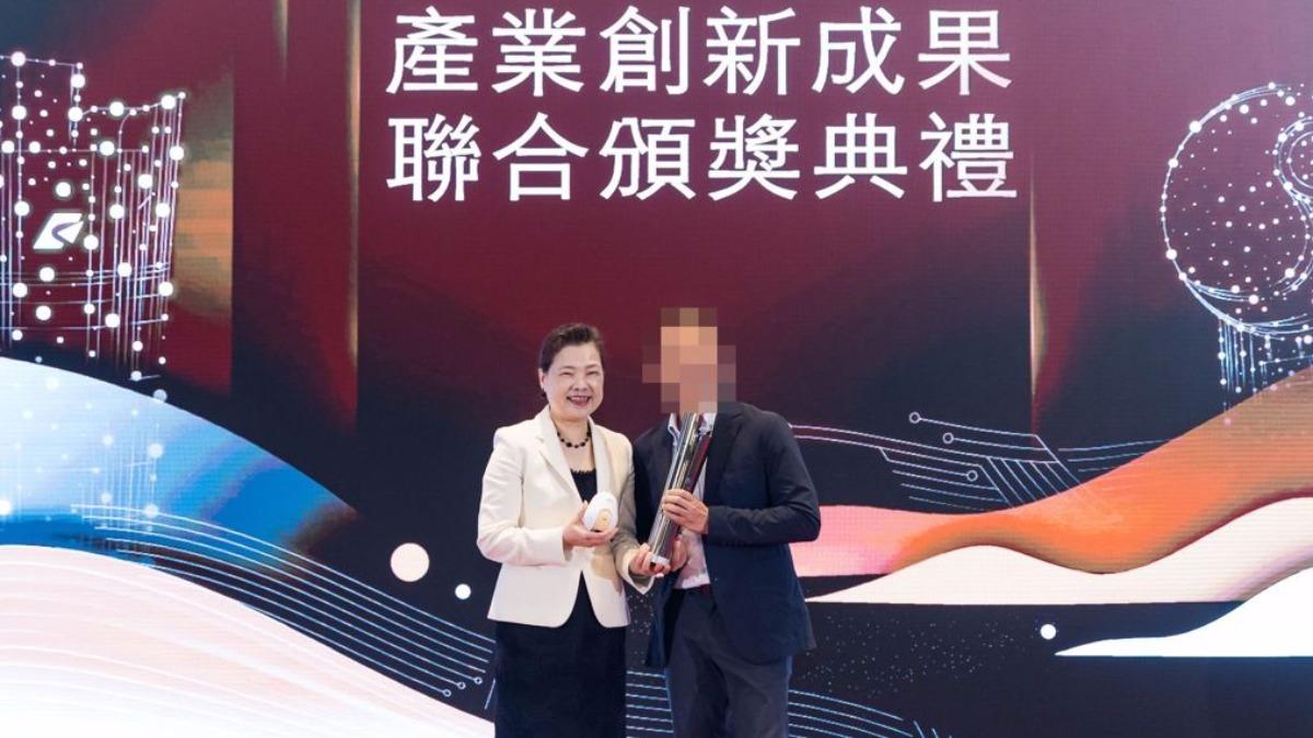 雲云科技公司曾獲第八屆國家產業創新獎,時任經濟部長王美花頒發給曾志新(圖右)。(圖/翻攝自雲云科技公司臉書)
