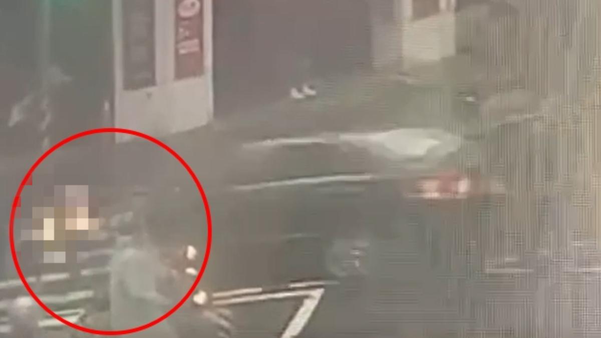 監視器畫面可見,當時小客車左轉直接撞上兩孩童。(圖/店家提供)