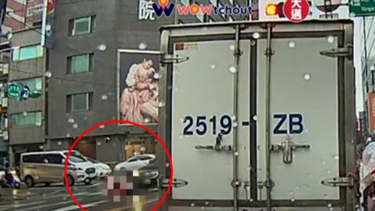 有片/行人地獄再現桃園 小客車左轉「撞飛2女童」書包散一地