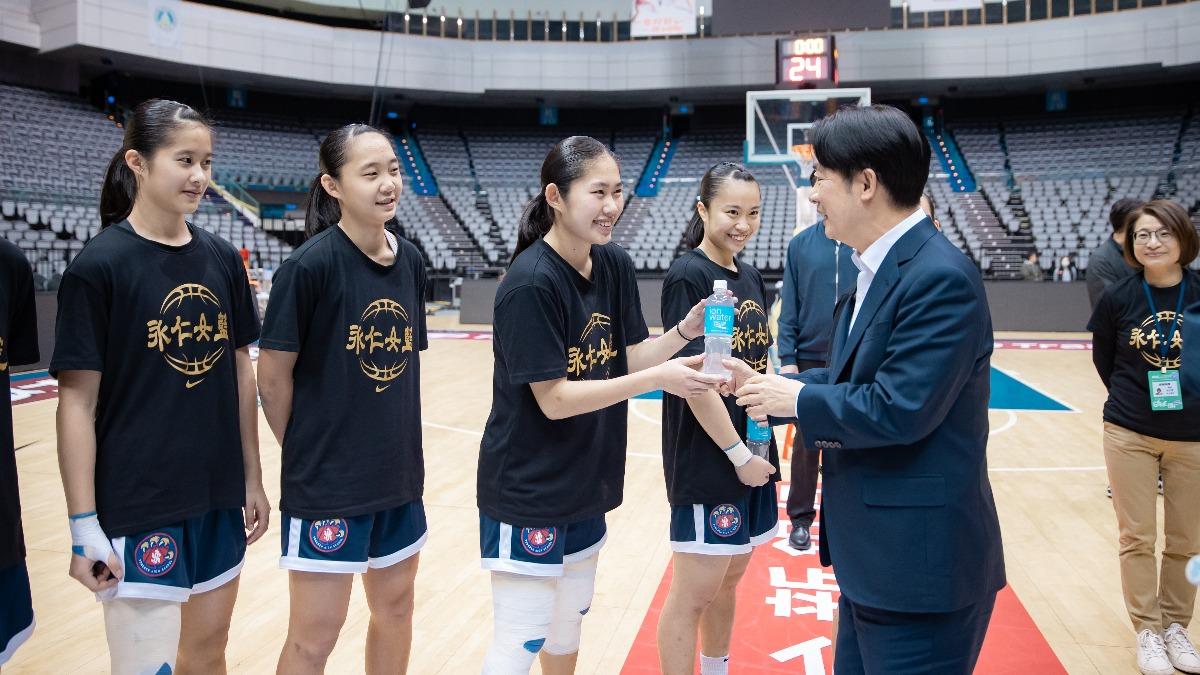 HBL總決賽!賴清德探班永仁女籃 親送飲料喊:把冠軍帶回家