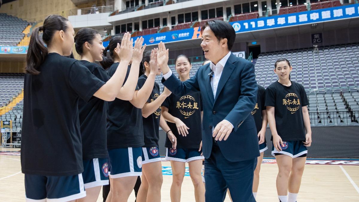 賴清德為永仁女籃加油。(圖/總統府提供)