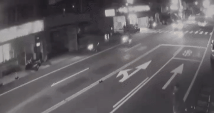 機車失控噴飛到對向起火燃燒。（圖／TVBS）
