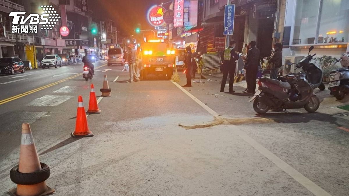 有片／暗夜驚魂！台南女騎士失控滑撞2車　下秒起火2人送醫