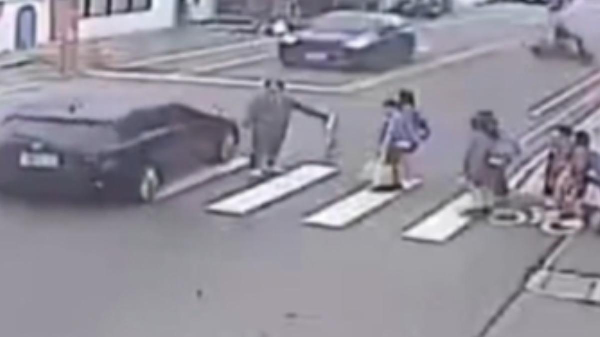 屏東學生過馬路惡劣駕駛「硬闖紅燈」 險撞導護老師、急剎車再衝