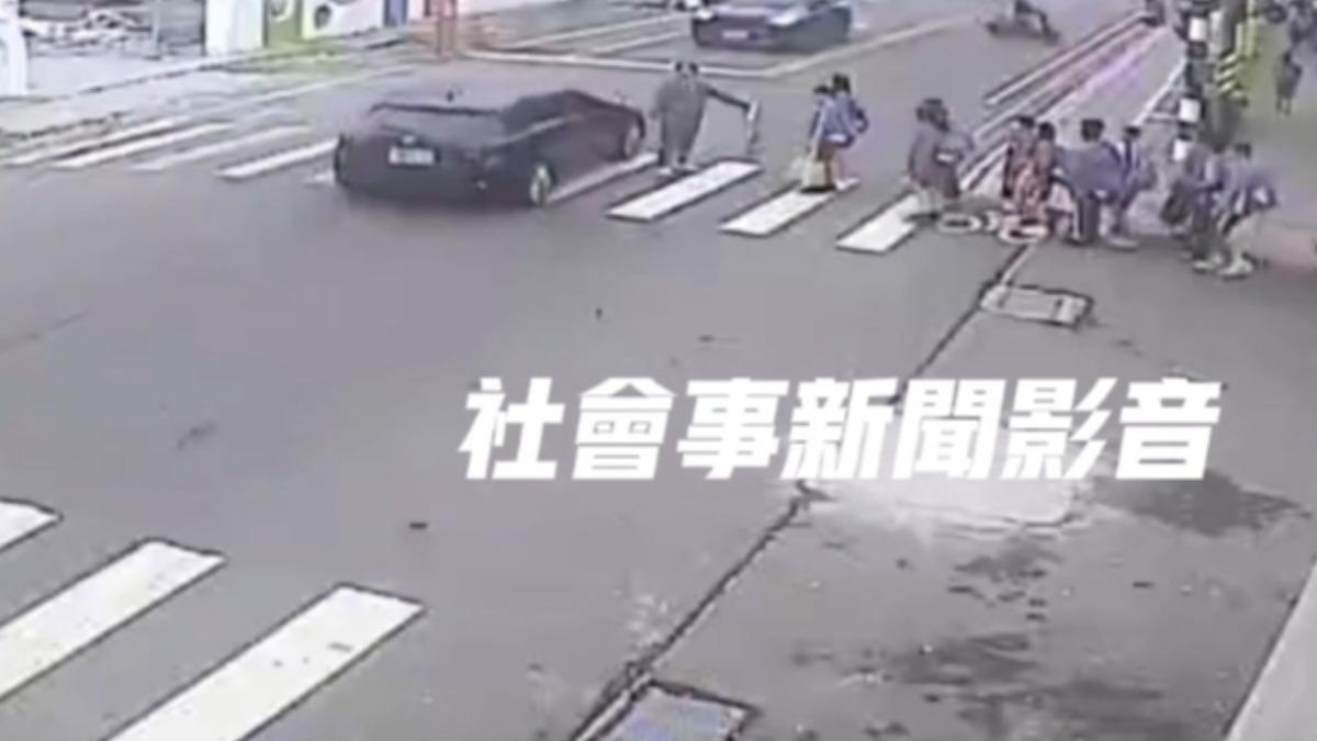 所幸老師把學生擋下才沒有發生憾事。(圖/翻拍社會事新聞影音)