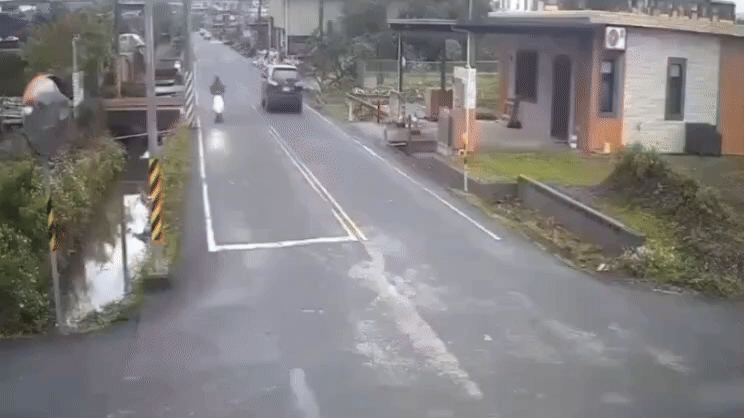 兩車對撞畫面曝光。(圖/TVBS)