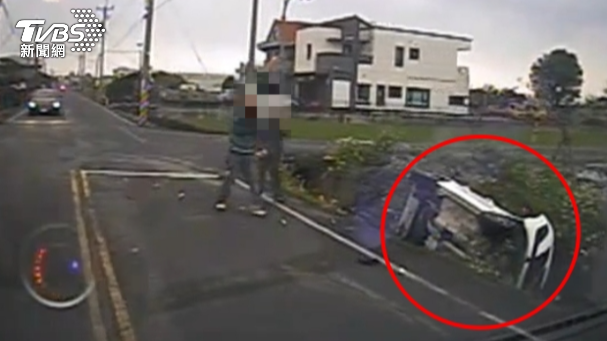 冬山對撞車禍！白車整輛側翻栽水溝　黑車轉一圈險摔