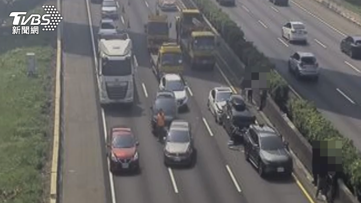 快訊/假日大塞車!國1神岡段5車追撞 2人受傷回堵中