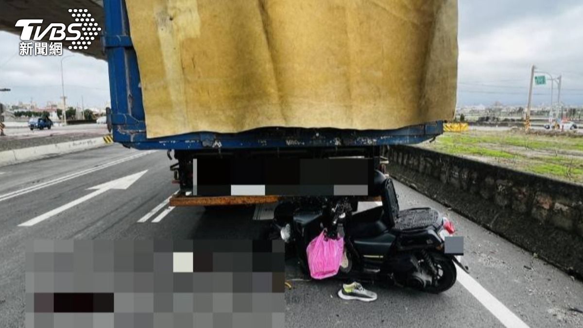 機車追撞大貨車。（圖／TVBS）